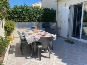 Villa T3 Mezzanine à Saint-Pierre-La-Mer, Climatisée, Terrasse, Parking Privé, 6 Pers. - FR-1-795-41